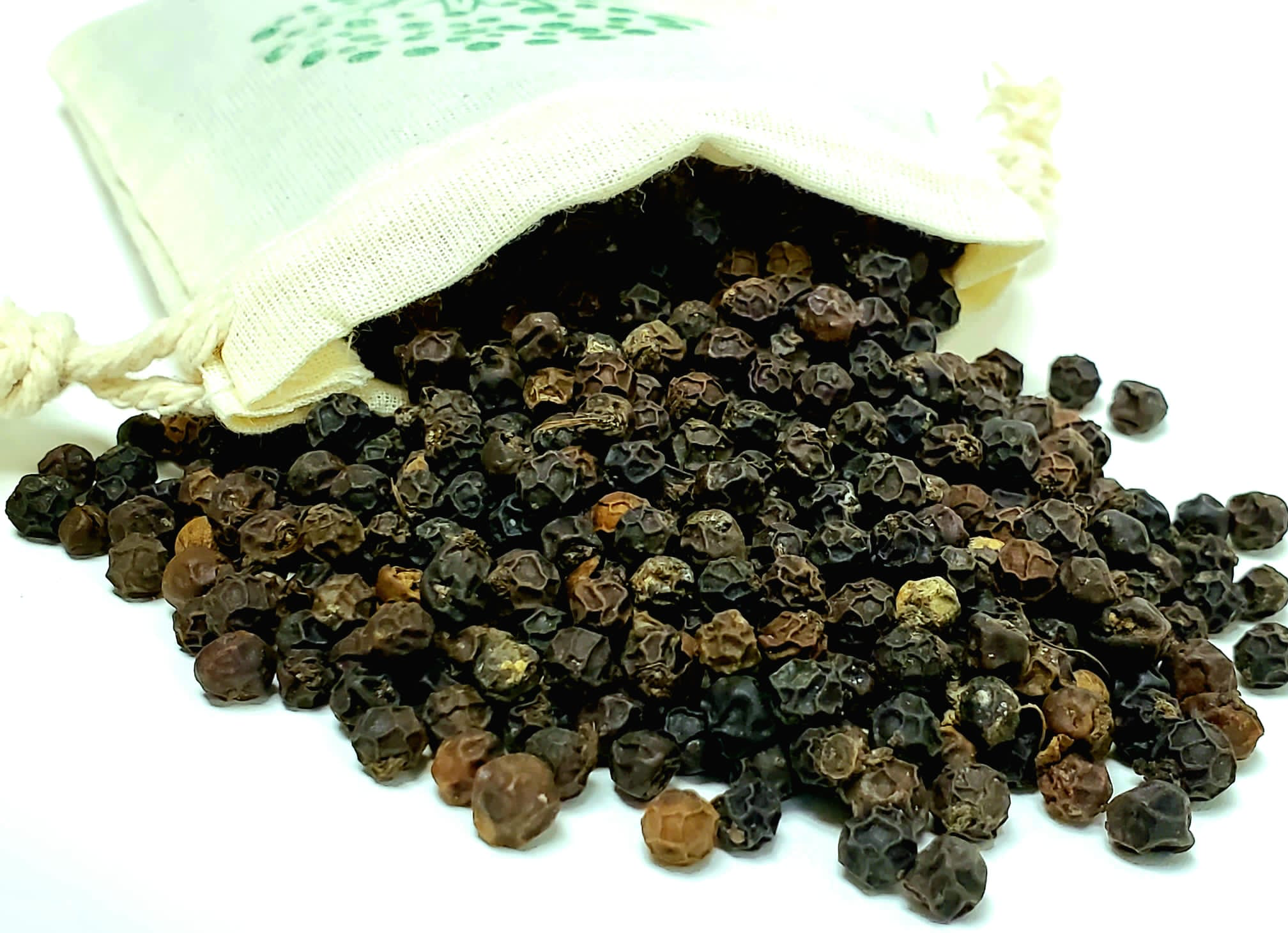 Organic wild whole black peppercorns Milagu